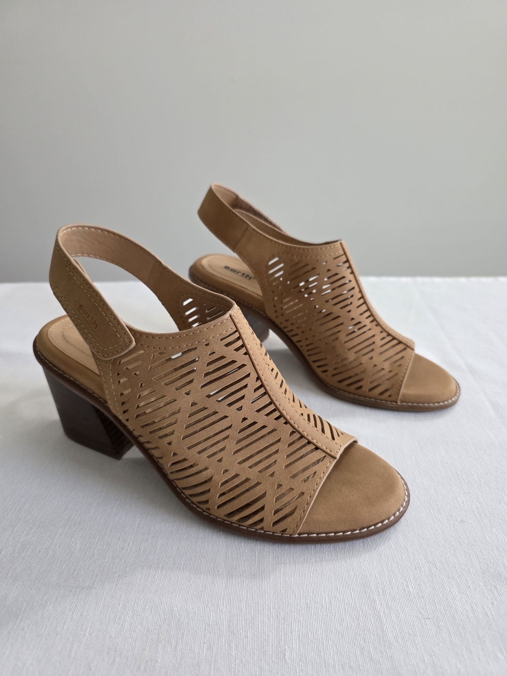 Earth Shoes Womens 7.5 M Tan Cutout Slingback Stacked Block Heel Casual Sandals